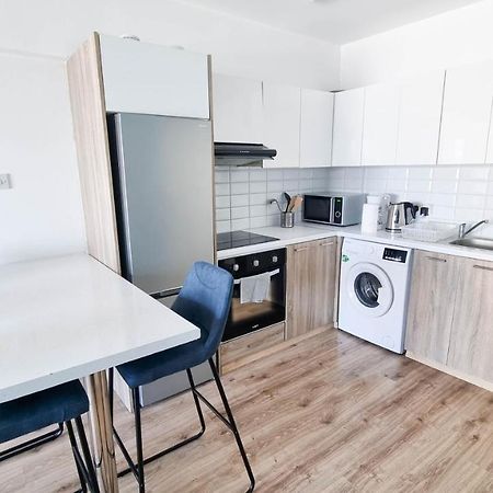 Modern Retreat: 2Br Stylish Apt With Comfy Rooms! Smart Tv With 200Mbps Internet Larnaka Exterior foto
